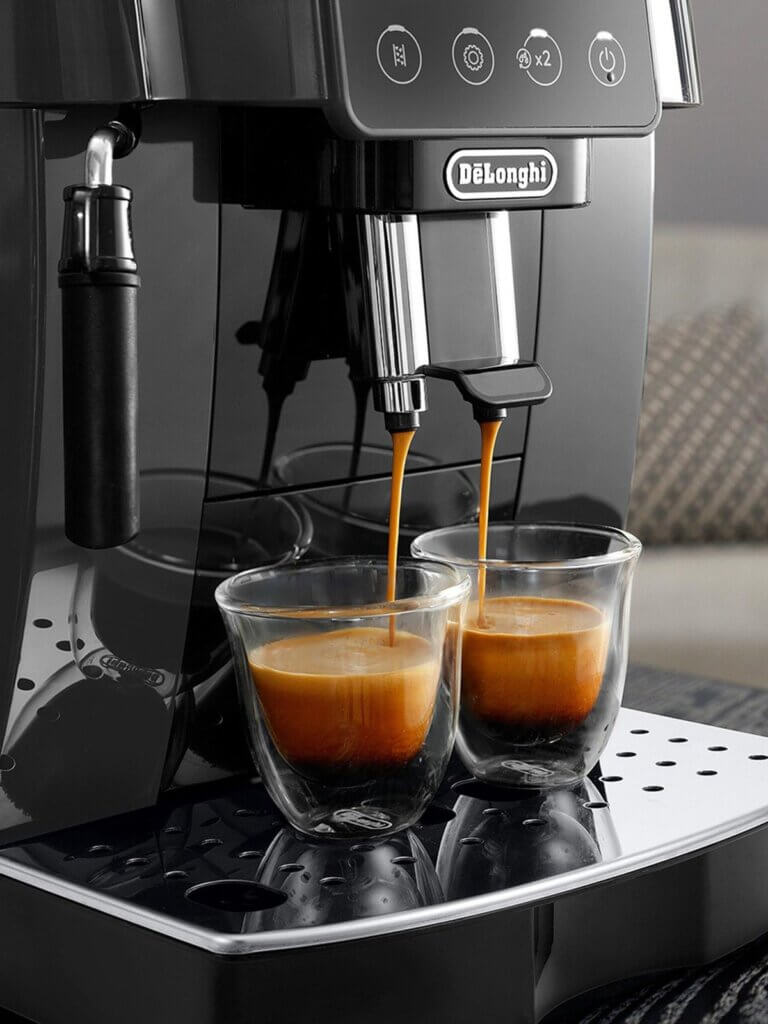 En cool bild där två kaffekoppar i glas får kaffe i sig samtidigt. Kaffemaskinen är DeLongi magnifica S.