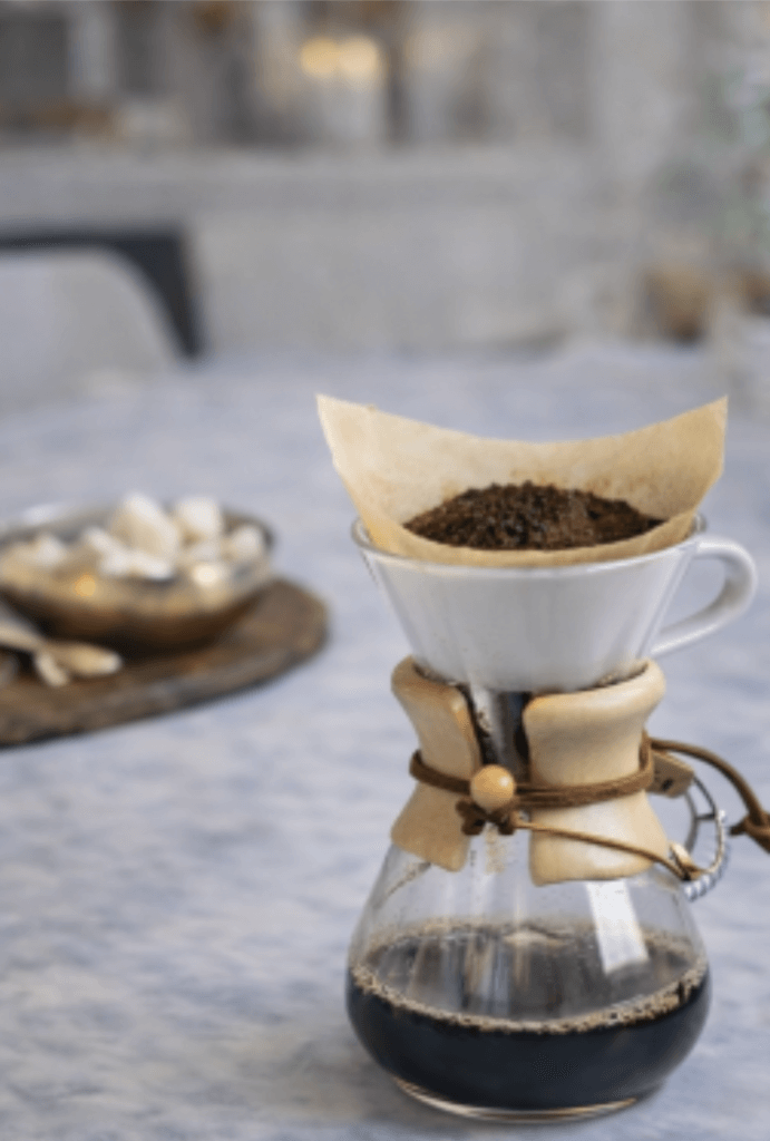 steg 1:
Blötlägg kaffefilter och tillsätt 15 gram malet kaffe i bryggaren
