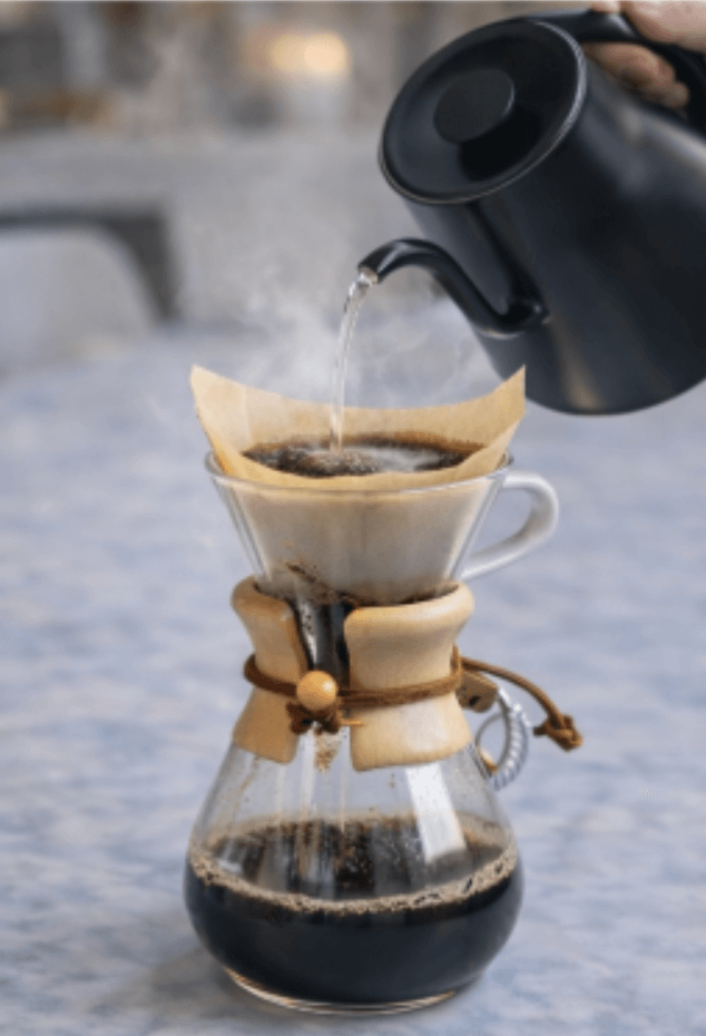 steg 2:
Häll hett vatten i cirklar över kaffet för blooming.