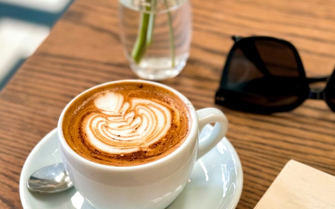 Så gör du en perfekt flat white hemma – Steg för steg