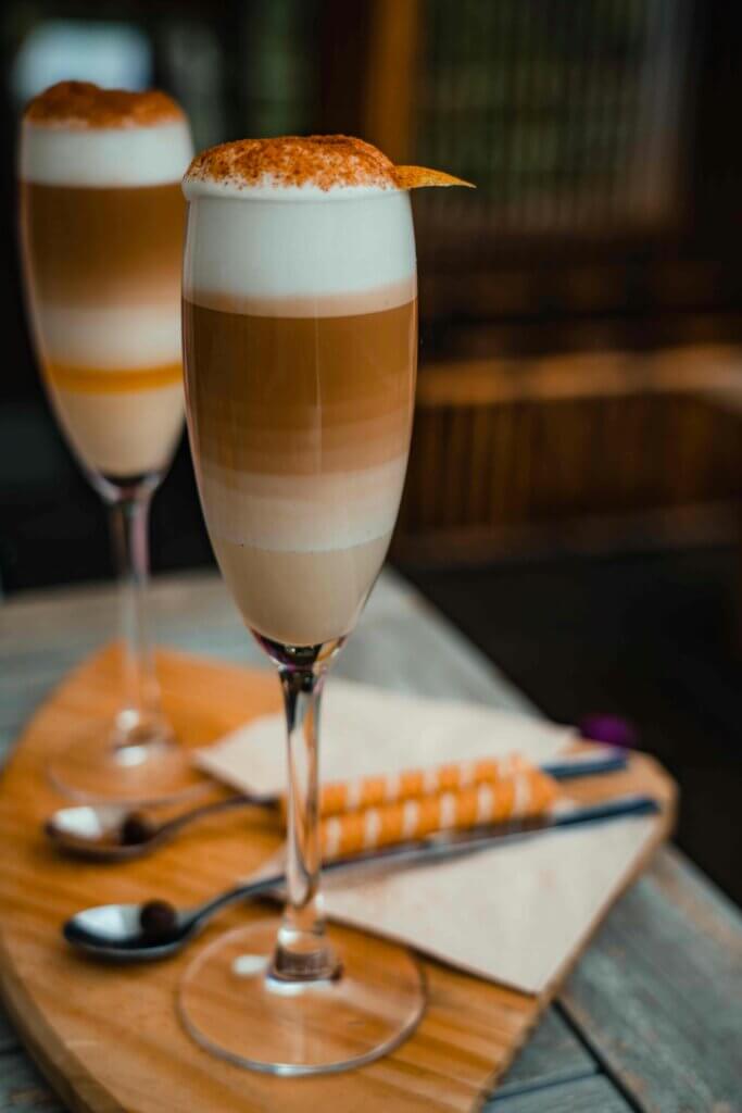 En bild på hur caffe machiatto ser ut i proseccoglas